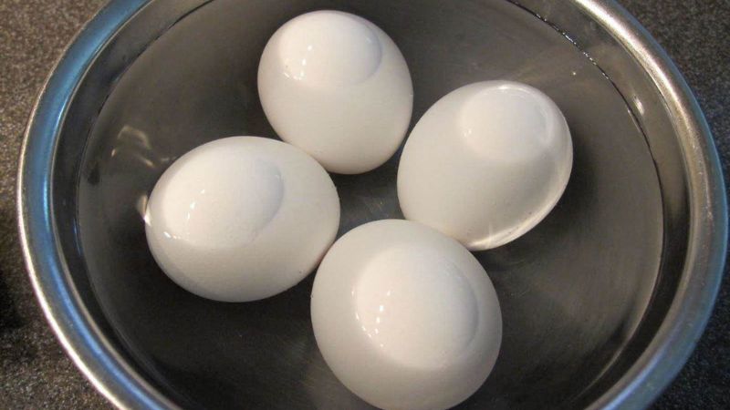 Boiling eggs when the water is still cold