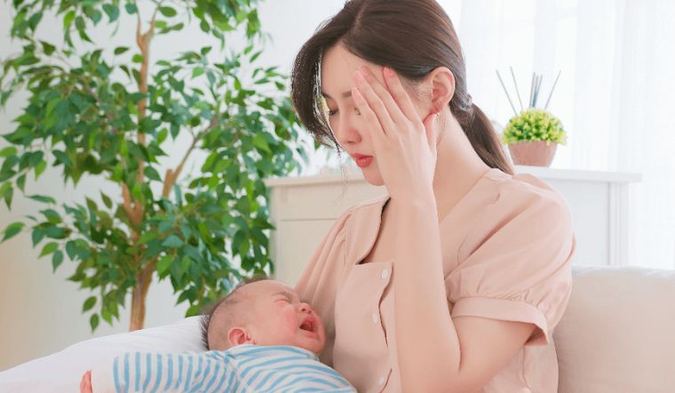 Hội chứng baby blues khác với trầm cảm sau sinh như thế nào?