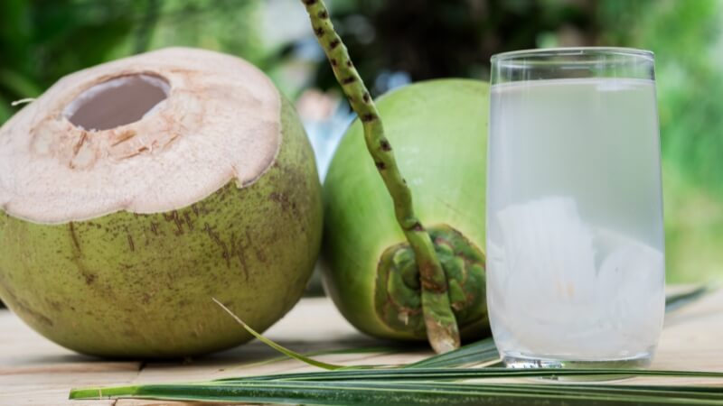 Bị sốt uống nước dừa được không?