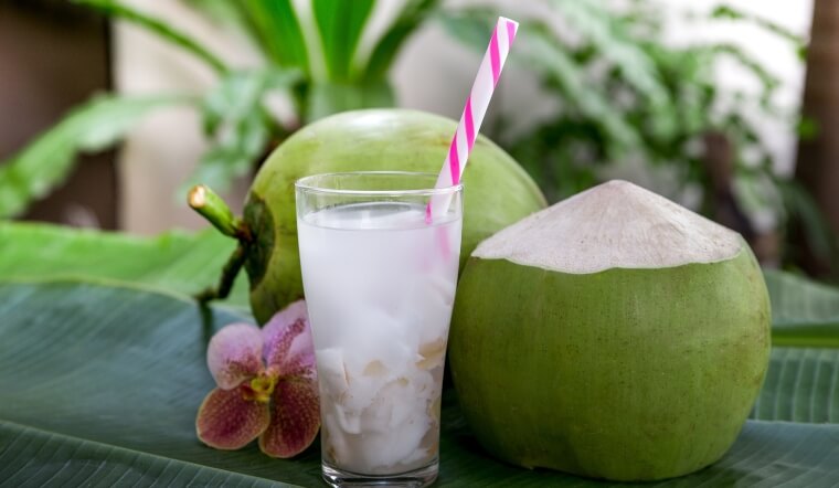 Người bị sốt uống nước dừa được không? Tác dụng của nước dừa là gì? 