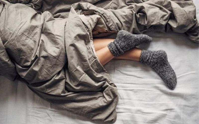 Trời lạnh mang tất khi đi ngủ nhất định phải tránh 3 điều này