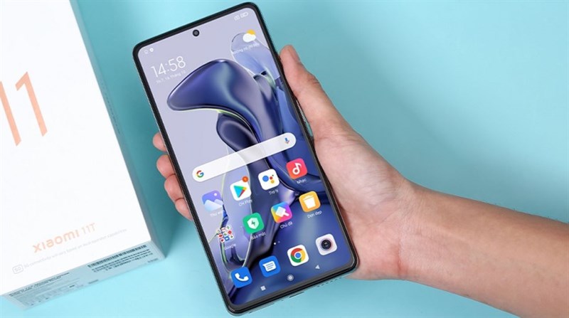 Thiết kế điện thoại Xiaomi 11T cầm chắc trong lòng bàn tay với màn hình tràn viền.