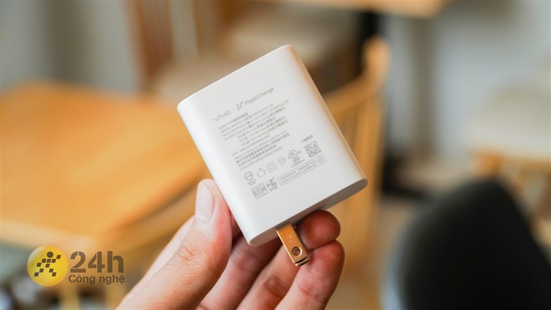 Sạc tặng kèm trong hộp