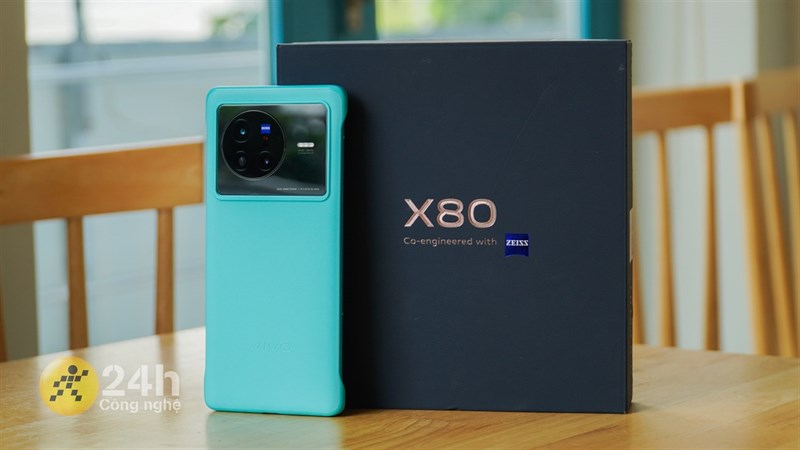 Kính chống lóa giúp cụm camera tuy to nhưng vẫn giữ được vẻ sang trọng, tinh tế