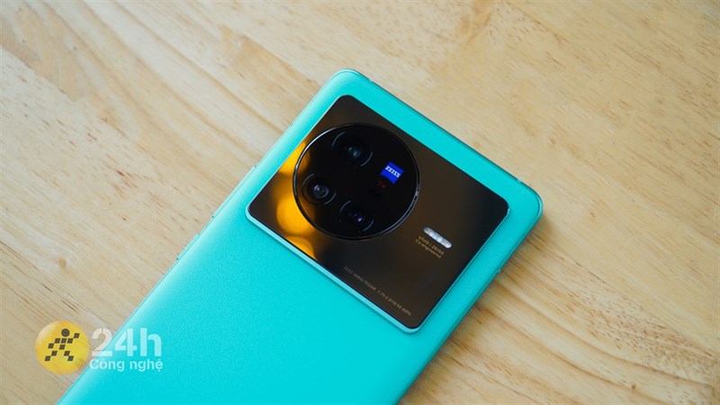 Camera hợp tác với hãng Zeiss