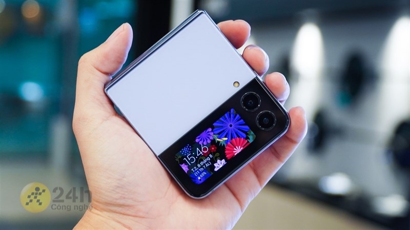 Khi so sánh với Galaxy Z Flip4 của Samsung, thiết kế của OPPO Find N2 Flip phải nói là không hề kém cạnh. Khi so sánh với Galaxy Z Flip4 của Samsung, thiết kế của OPPO Find N2 Flip phải nói là không hề kém cạnh.