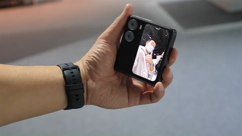 Bạn có thể selfie bằng cụm camera sau của chiếc điện thoại thông qua màn hình phụ rất dễ dàng. Nguồn: Sami Luo Tech. Bạn có thể selfie bằng cụm camera sau của chiếc điện thoại thông qua màn hình phụ rất dễ dàng. Nguồn: Sami Luo Tech.