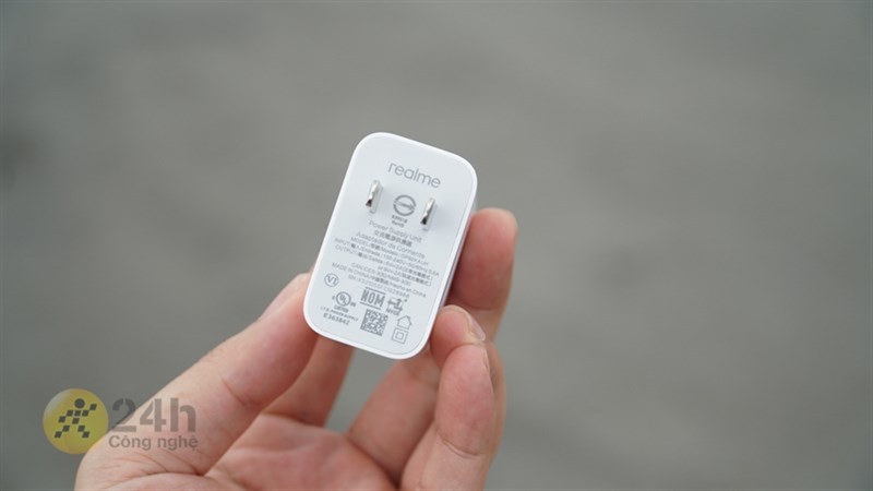 Bộ sạc 240 W của realme bất ngờ xuất hiện