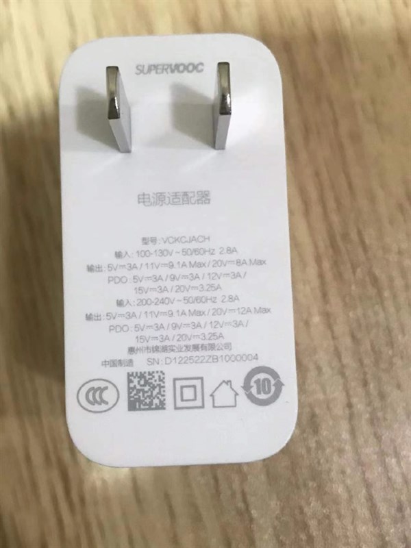 Bộ sạc 240 W của realme bất ngờ xuất hiện