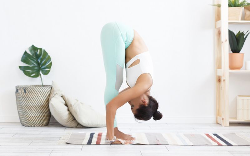 Tư thế ngón chân cái (Padangusthasana)