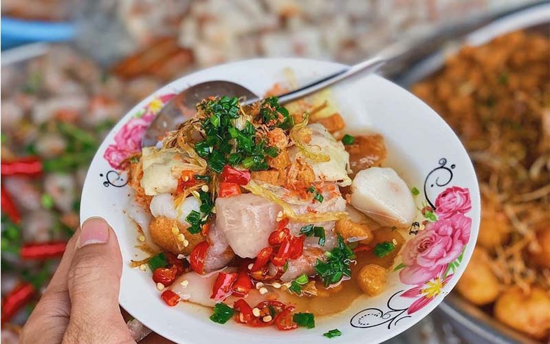 Món bánh bèo vô cùng đắt khách tại chợ Bà Hoa