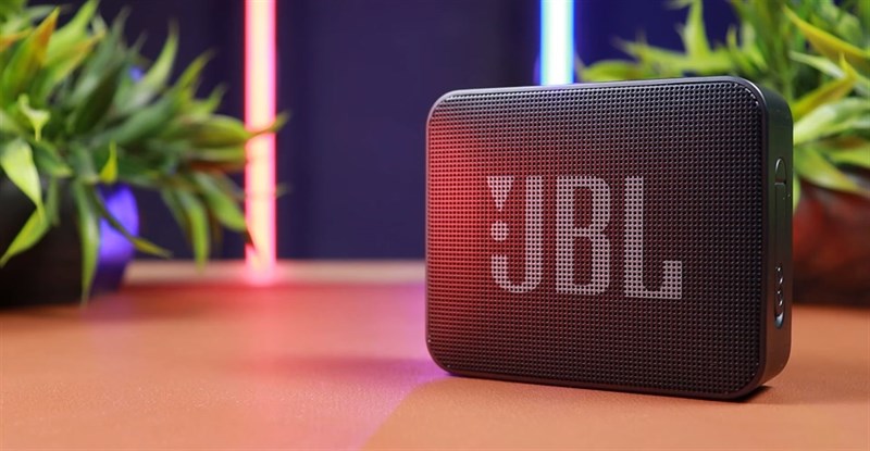 Trên tay loa JBL Go Essential Trên tay loa JBL Go Essential