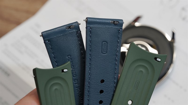 Dây đeo của Xiaomi Watch S2 được làm bằng da và có ngàm khóa giúp bám chắc vào đồng hồ hơn Dây đeo của Xiaomi Watch S2 được làm bằng da và có ngàm khóa giúp bám chắc vào đồng hồ hơn