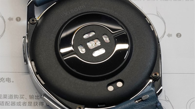 Mặt dưới của Xiaomi Watch S2 được làm bằng gốm và cũng là nơi chứa cụm cảm biến cho các tính năng Mặt dưới của Xiaomi Watch S2 được làm bằng gốm và cũng là nơi chứa cụm cảm biến cho các tính năng