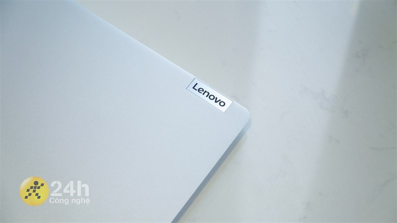 Mặt trước của Lenovo Ideapad 5 Pro 14IAP7 có thiết kế tối giản với mặt nhám phẳng và điểm nhấn là logo Lenovo ở góc phải. Mặt trước của Lenovo Ideapad 5 Pro 14IAP7 có thiết kế tối giản với mặt nhám phẳng và điểm nhấn là logo Lenovo ở góc phải.