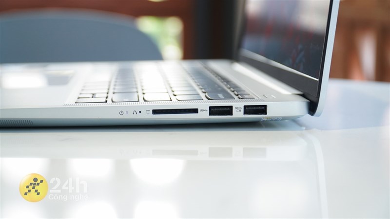 Cạnh phải của Lenovo Ideapad 5 Pro 14IAP7. Cạnh phải của Lenovo Ideapad 5 Pro 14IAP7.
