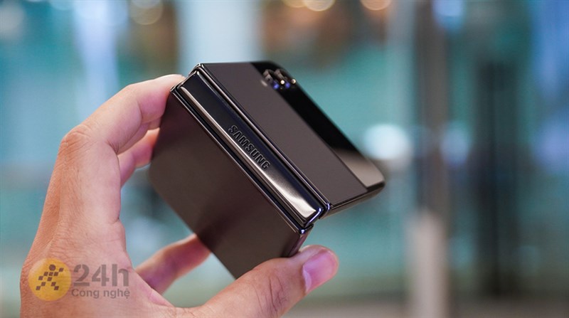 Bản lề ẩn trên Samsung Z Flip Bản lề ẩn trên Samsung Z Flip