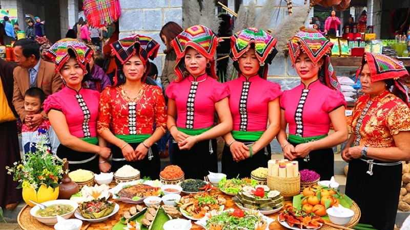 Thưởng thức món ăn đặc sản của người dân tộc Thái
