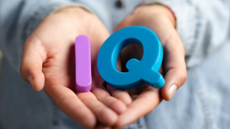 IQ (viết tắt của Intelligence Quotient) có nghĩa là chỉ số thông minh