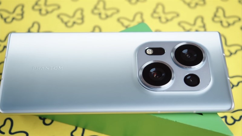 Tecno Phantom X2 có các đường nét mềm mại hơn và các góc được bo tròn. 