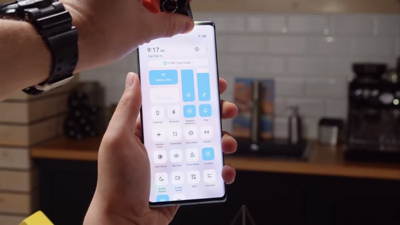 Tecno Phantom X2 có chế độ tăng cường độ sáng tự động tối đa.
