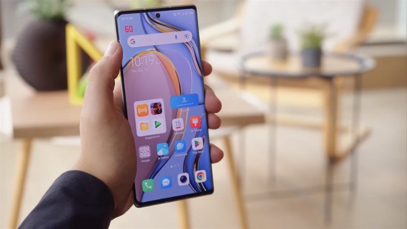 Tecno Phantom X2 có màn hình lớn với kích thước 6.8 inch, ấn tượng khi hơn máy chỉ có chiều rộng 72.7 mm.