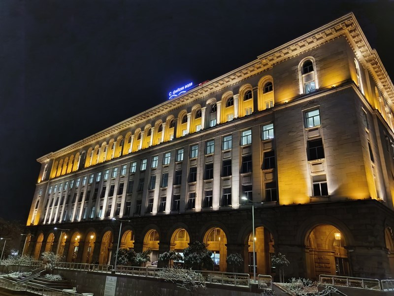 Ảnh chụp đêm có bật chế độ ban đêm từ camera chính.