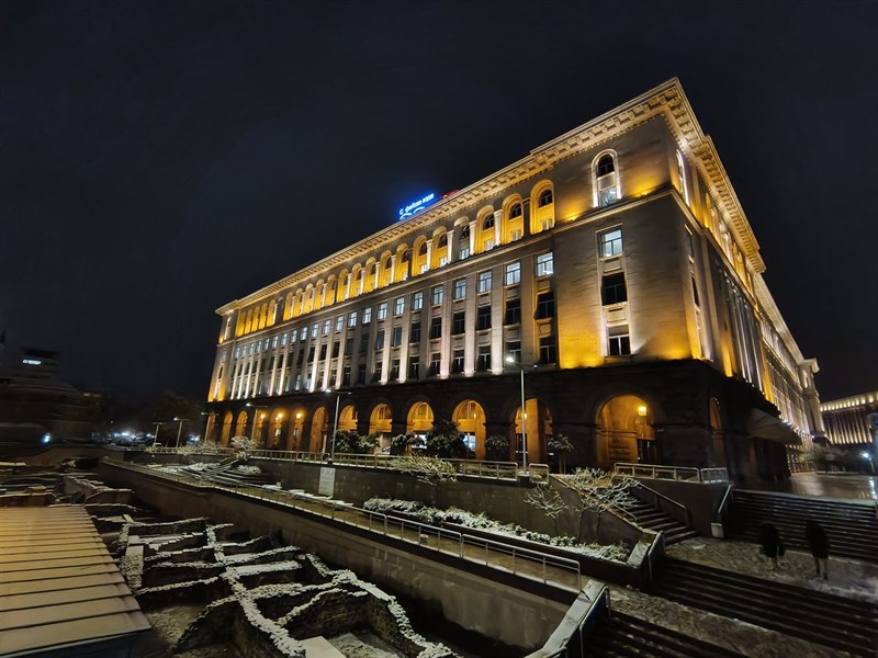 Ảnh chụp đêm có bật chế độ ban đêm từ camera góc siêu rộng.