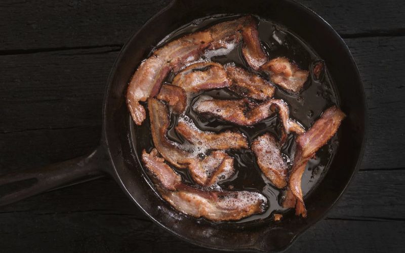 Frying smoked meat with cooking oil