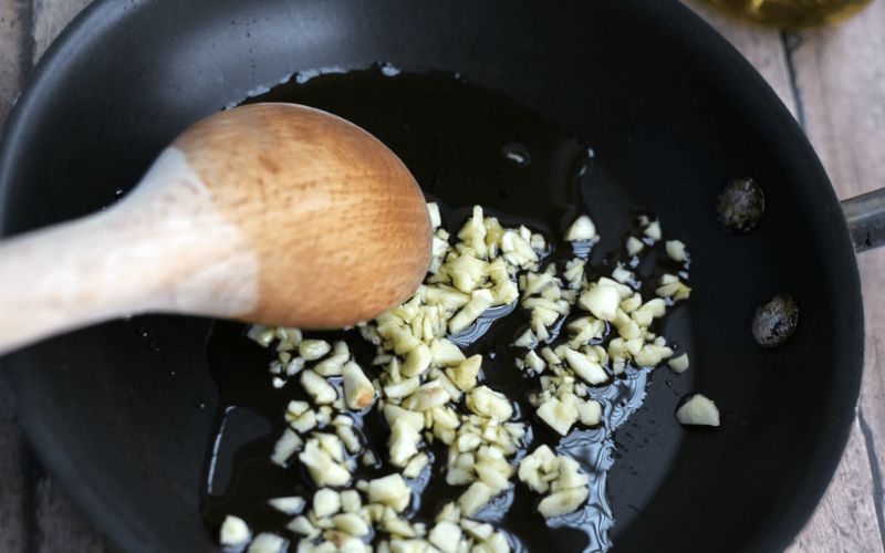 Adding garlic to hot oil