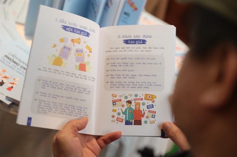 Bộ TT&TT công bố Cẩm nang phòng chống tin giả, tin sai sự thật trên mạng Bộ TT&TT công bố Cẩm nang phòng chống tin giả, tin sai sự thật trên mạng