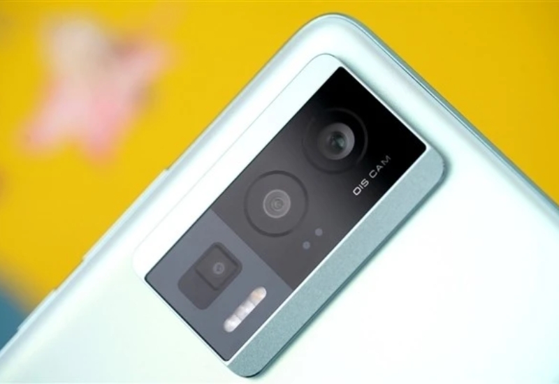 Cụm camera của Redmi K60 cũng có thiết kế khá tương đồng với mặt sau của máy.
