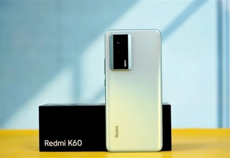 Mặt sau của Redmi K60 có cách thiết kế khá tối giản với điểm nhấn là cụm camera chính.