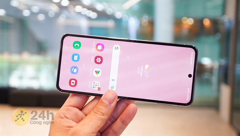 Màn hình lớn, Galaxy Z Flip4 mang lại trải nghiệm sử dụng thích hơn