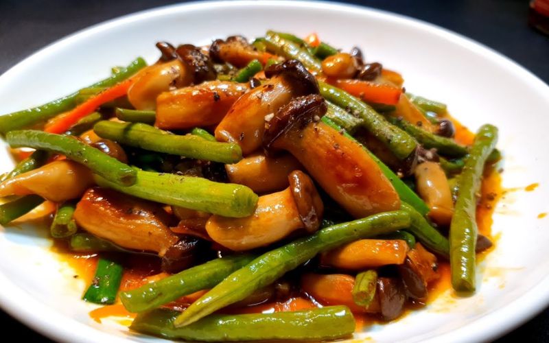 How to make stir-fried chicken thigh mushrooms with vegetables for a delicious vegetarian day