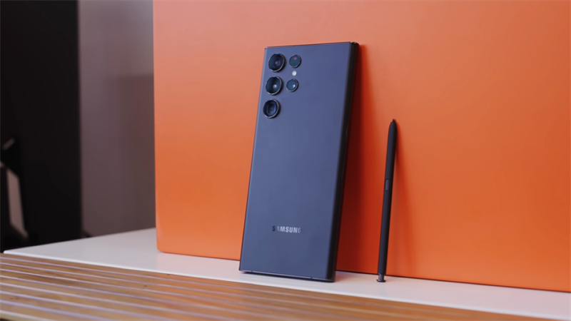 Ngoài màn hình lớn Galaxy S22 Ultra còn có camera chụp hình đẹp, loa tốt, phần cứng không bị lỗi, ...