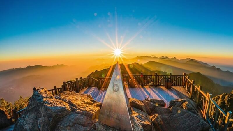 Toàn cảnh trên cao cực đẹp của đỉnh núi Fansipan (Lào Cai)