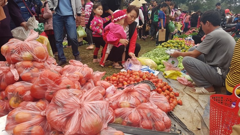 Mặt hàng cà chua được bán nhiều nhất tại phiên chợ Chuộng