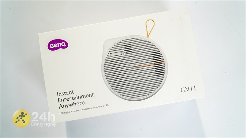 Trên tay máy chiếu BenQ GV11