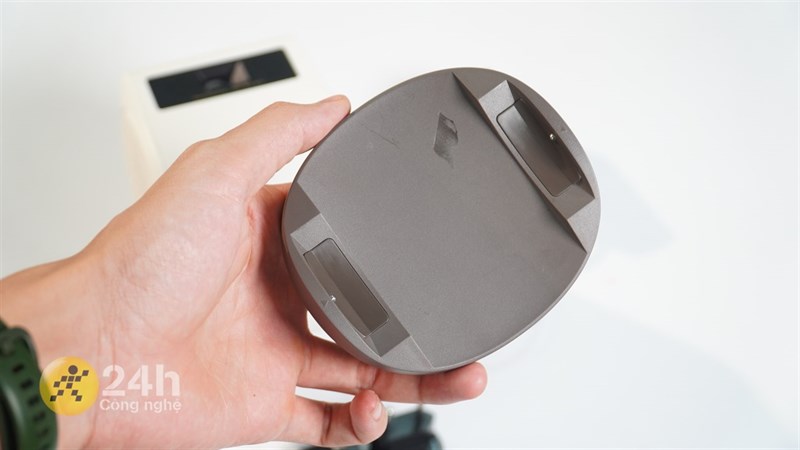 Trên tay máy chiếu BenQ GV11