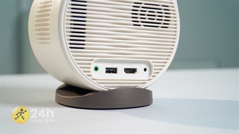 Trên tay máy chiếu BenQ GV11