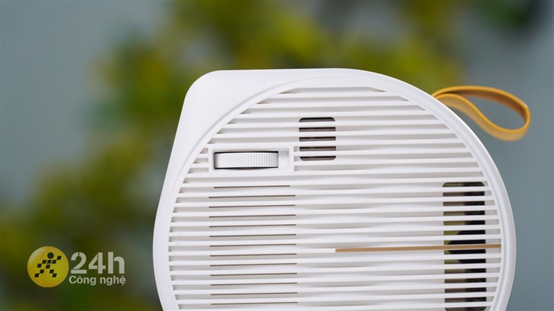 Trên tay máy chiếu BenQ GV11