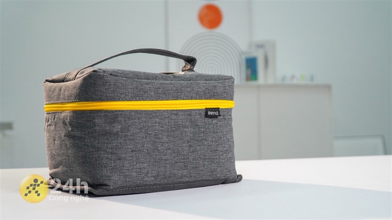 Trên tay máy chiếu BenQ GV11