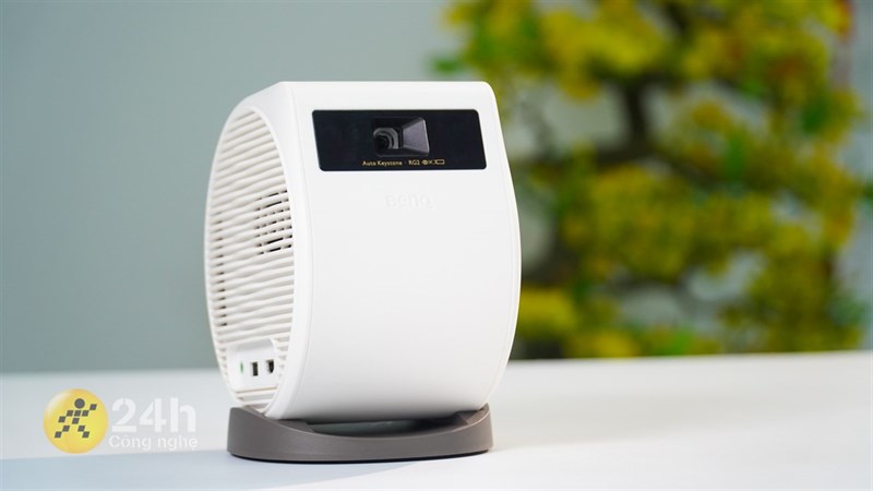 Trên tay máy chiếu BenQ GV11