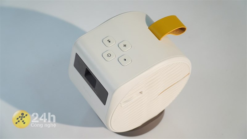 Trên tay máy chiếu BenQ GV11