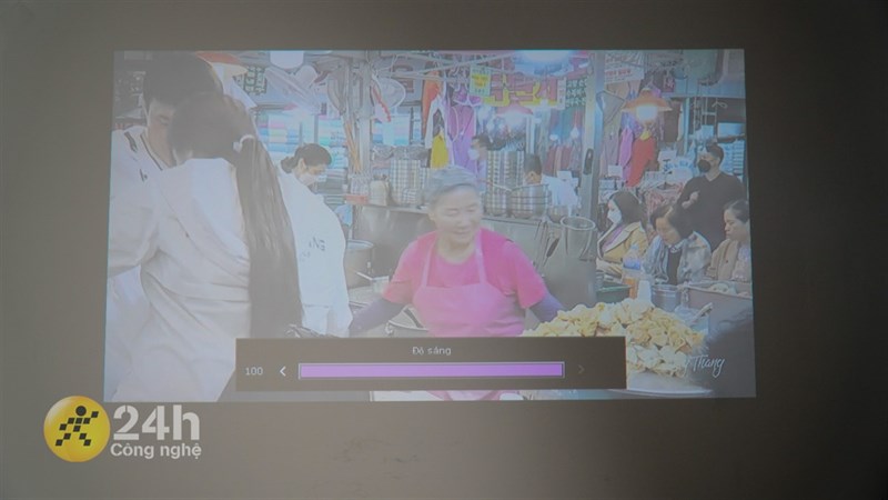 Trên tay máy chiếu BenQ GV11