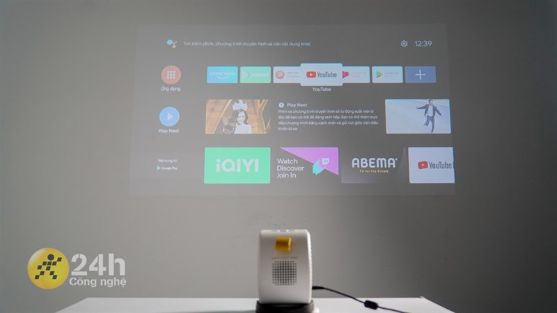 Trên tay máy chiếu BenQ GV11