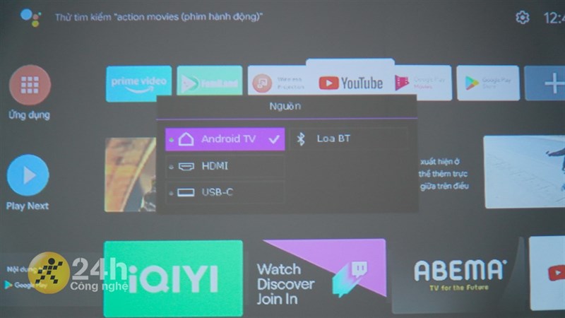 Trên tay máy chiếu BenQ GV11