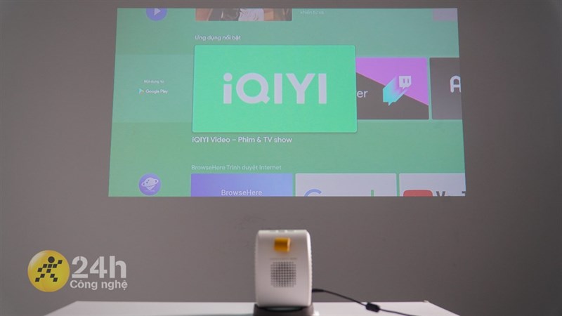 Trên tay máy chiếu BenQ GV11