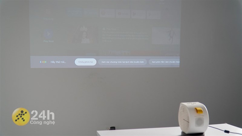 Trên tay máy chiếu BenQ GV11